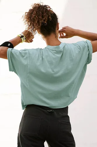 Vista 2 de Camisetas cortas de entrenamiento de gran tamaño para mujer, estilo casual, de manga corta, hombros caídos, con dobladillo enrollable, básicas