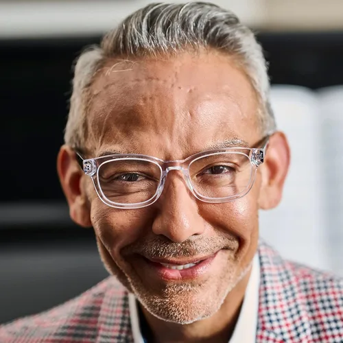 Vista 4 de eyebobs - Biff (ancho) Gafas de lectura prémium para hombres y mujeres Marco cuadrado para caras anchas Disponible en 0.0x - 4.0x