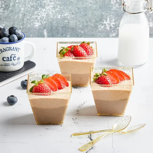 Vista 4 de Mini tazas de postre con purpurina dorada de 3.5 onzas con cucharas, paquete de 50 tazas de postre de plástico dorado para postres pequeños