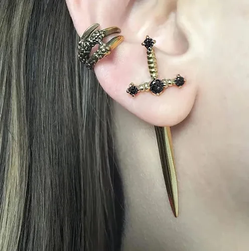 Vista 4 de Aretes de espada gótica, aretes de daga de diamantes de imitación, aretes de tornillo de espada retro negra, aretes de espada punk, aretes de espada