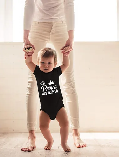Vista 3 de CBTwear The Prince Has Arrived - Ropa de bebé - Divertidos trajes para recién nacidos para niños