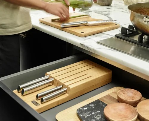 Vista 2 de Joseph Joseph Elevate Kitchen Knives - Juego de cuchillos de acero inoxidable japonés de 5 piezas, en cajón, bandeja organizadora de bloque de bambú