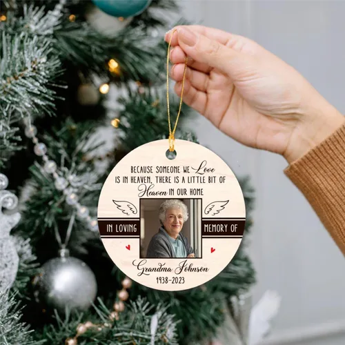 Vista 2 de Adorno de Navidad con texto en inglés "There is A Little Bit of Heaven in Our Home", en memoria amorosa de la foto, abuela, abuelo, adorno