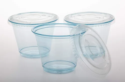 Vista 3 de Golden Apple, 50 juegos de vasos de plástico azul de 9 onzas con tapas planas transparentes sin agujero.. Tazas azules y tapas planas