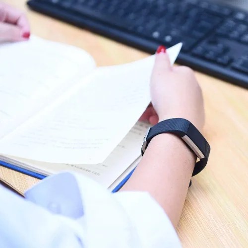 Vista 6 de Bandas de repuesto compatibles con Fitbit Charge 2, accesorios de muñeca ajustables, pulseras deportivas para mujeres y hombres Negro