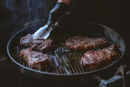 Vista 5 de LavaLock Guantes de barbacoa de nitrilo desechables negros de 5.5 mil gruesos de alta resistencia con 2 forros de algodón para cocinar al aire libre