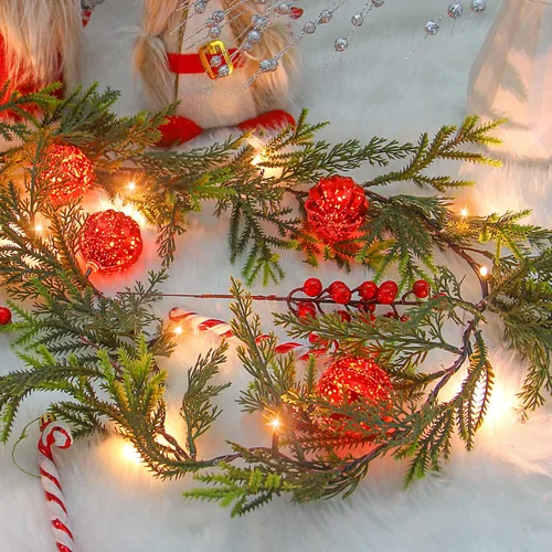 Vista 3 de CCINEE Guirnalda de Navidad de 6 pies con luces, guirnalda de Navidad artificial preiluminada con 20 luces LED, funciona con pilas, guirnalda