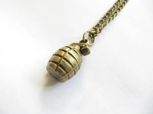 Vista 3 de Collar de bomba, collar de granada de mano, collar del ejército, collar de guerrero, collar militar, Metal