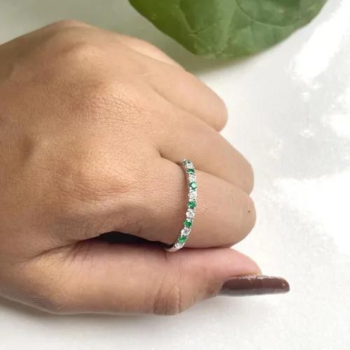 Vista 3 de Alianza de boda de media eternidad con esmeralda verde alternativa y diamante blanco para mujer, anillo de boda de esmeralda verde con acabado