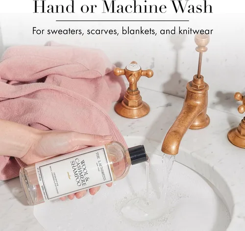 Vista 5 de The Laundress Champú de lana y cachemira, 31 lavados, detergente líquido concentrado para lavandería, aroma a cedro, delicado lavado en frío a mano