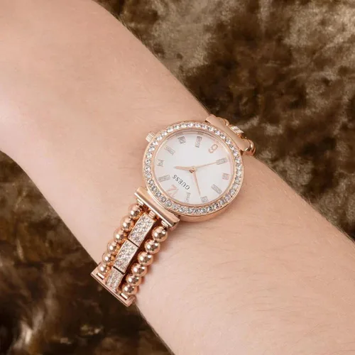 Vista 4 de GUESS Reloj analógico dorado con diamantes y perlas