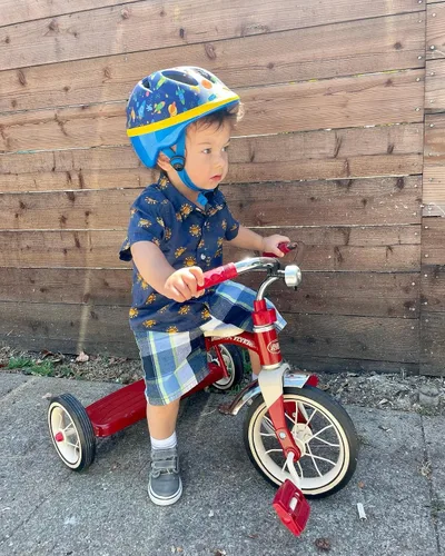 Vista 5 de Radio Flyer Classic Triciclo rojo, para edades de 2 a 4 años, rueda delantera de 10 pulgadas, campana