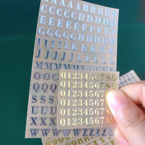 Vista 4 de 6 hojas de letras y números, minicalcomanías autoadhesivas del alfabeto, calcomanías de letras plateadas y doradas para uñas, piezas de resina