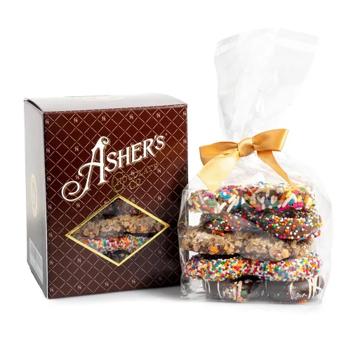 Vista 3 de Asher's Chocolates, Cesta de regalo de pretzels cubierta de chocolate, surtido de dulces, pequeños lotes de chocolate Kosher, propiedad familiar