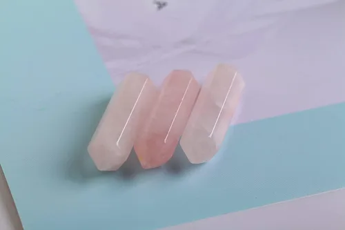 Vista 8 de JIC Gem 20 varitas de cristal de cuarzo rosa, 6 piedras facetadas de Reiki, cristales curativos de cuarzo rosa, puntos de cristales curativos a