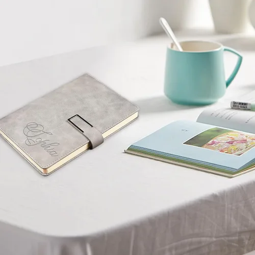 Vista 5 de Cuaderno de cuero con nombre personalizado con hebilla magnética, cuadernos personalizados para mujeres, regalos del día de la madre para abuela