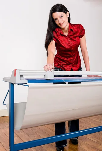 Vista 4 de Dahle 446s - Cortadora rotativa prémium con soporte, longitud de corte de 36 pulgadas, capacidad de 25 hojas, autoafilado, abrazadera automática