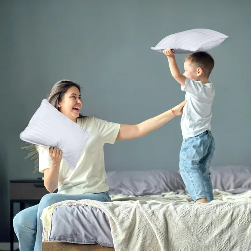 Vista 4 de Utopia Bedding Almohada para niños pequeños (blanco, paquete de 2), almohadas de 13x18 para dormir, funda de mezcla de algodón suave y transpirable