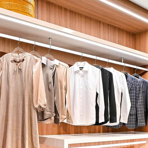Vista 8 de Quality Hangers Perchas de plástico transparente para ropa, paquete de 50 – 17.5 pulgadas Perchas resistentes para ahorrar espacio y acrílico