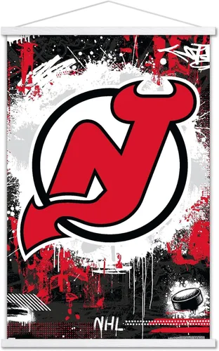 Vista 7 de Trends International NHL New Jersey Devils - Póster de pared con logotipo Maximalist 23 con marco magnético Juego de perchas de madera de haya
