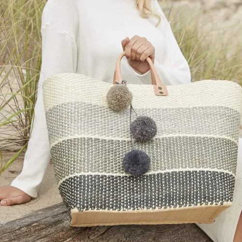 Vista 2 de Mar Y Sol Samana Ombre - Bolsa de playa con pompones y diseño de sisal