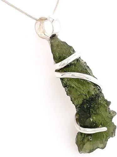 Vista 4 de Collar con colgante de piedra de moldavita de Stones Desire.