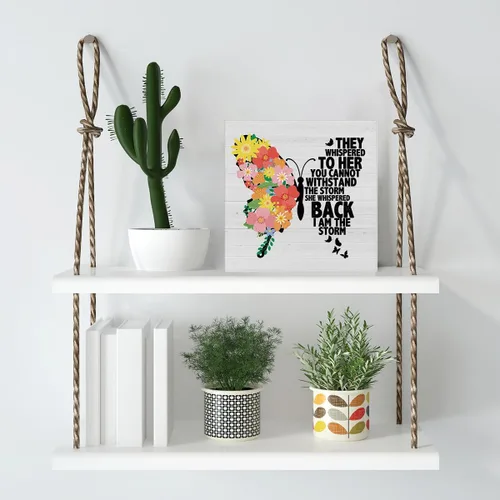 Vista 5 de Dumyum Cartel de madera con cita inspiradora para mujeres "Soy la tormenta" con mariposa floral, cartel decorativo para escritorio, estante de mesa