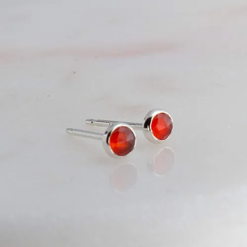 Vista 110 de Aretes pequeños de plata de ley para cartílago, tragus, hélix, múltiples piercings hipoalergénicos, piedra natal para mujer, juego de bisel