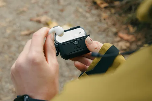 Vista 3 de UAG Scout - Funda para AirPods Pro 3 Gen 2025, con mosquetón, color negro Protección resistente, prueba de caídas de grado militar, cierre seguro