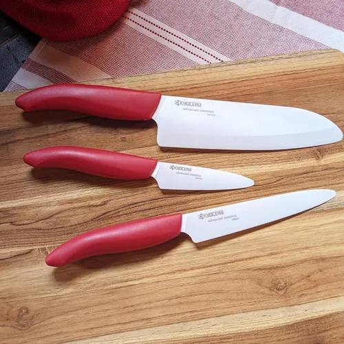 Vista 5 de Kyocera Revolution - Cuchillo de tomate de cerámica micro dentado de 5 Hoja de circonita japonesa no corrosiva con un borde micro dentado