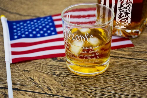 Vista 4 de WATAKA We the People - Juego de 2 copas de whisky para licor, whisky escocés, bourbon o vino, regalo de whisky patriótico para hombres