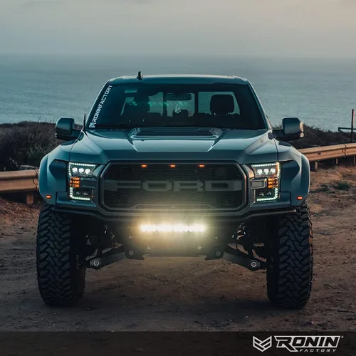 Vista 4 de Antena diseño de proyectil para camionetas Dodge RAM y Ford F150 Raptor.