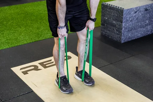 Vista 9 de REP Bandas de resistencia cortas de fitness para fuerza y acondicionamiento. Múltiples niveles de resistencia disponibles de 5 a 230 libras. Se
