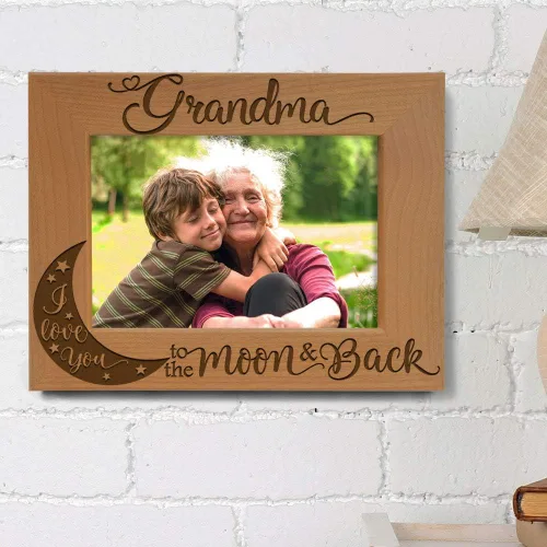 Vista 4 de KATE POSH - Marco de fotos de madera natural grabado con texto en inglés "Grandma I Love You to the Moon and Back", regalos para el Día de la Madre