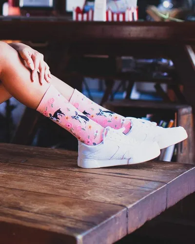 Vista 2 de MeMoi - Calcetines de bambú con diseño de bulldog francés y rosas