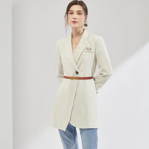 Vista 13 de Cinturón de cuero clásico con hebilla de metal para mujer con vestido de jeans