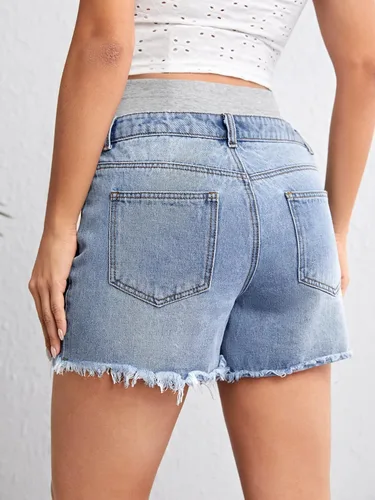 Vista 2 de Verdusa Pantalones cortos de mezclilla de maternidad para mujer, cintura alta, rasgados, dobladillo sin procesar, pantalones cortos de embarazo