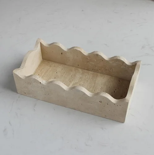 Vista 4 de Portatollas para invitados de travertino natural de 9.8" × 4.9" para baño, portaservilletas rectangular con borde festoneado, bandeja para toallas