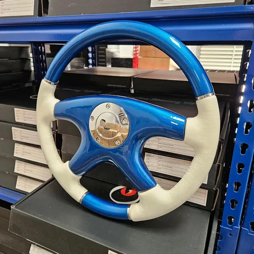 Vista 2 de Raptor Volante de madera azul y cuero blanco de 15