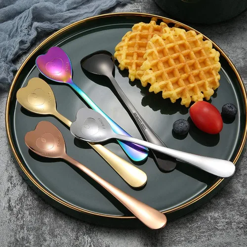 Vista 4 de 7 piezas de cucharas de acero inoxidable con forma de corazón - Café, postre, helado, té, amor - Lindas (doradas)