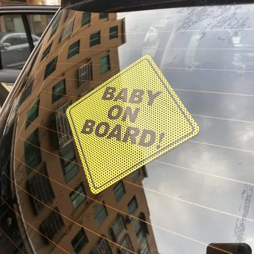 Vista 4 de Adhesivo de bebé a bordo para automóviles, 2 unidades, letreros de advertencia de WZCNDIDI Baby On Board sin ventosas (amarillo, adhesivo fuerte)