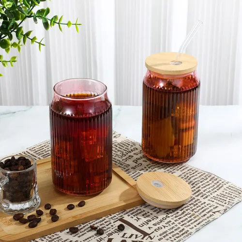 Vista 4 de Juego de 4 tazas de vidrio acanalado rosa con tapas y pajitas, tazas de café helado de 16 onzas, juego de cristalería vintage acanalada para té