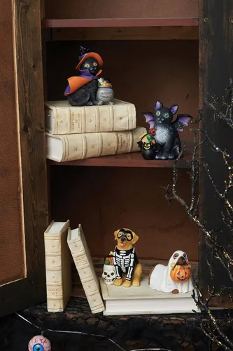 Vista 2 de C&F Home Figuras espeluznantes de Halloween de gato de resina para Halloween, figuras surtidas de 2 A/2, decoración color negro