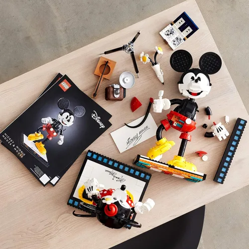 Vista 6 de LEGO Disney Mickey Mouse y Minnie Mouse (43179), kit de construcción coleccionable de Mickey Mouse de estilo clásico, nuevo 2021 (1,739 piezas)