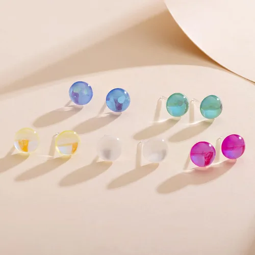 Vista 2 de Aretes de plástico, 2 pares de aretes pequeños de plástico con forma de corazón para orejas sensibles