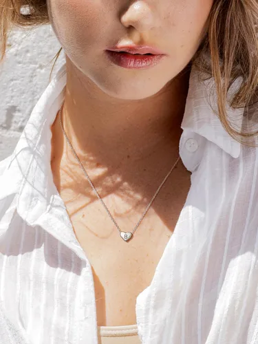 Vista 4 de SILVERCUTE Pequeños collares con inicial de plata de ley 925 con dije de letra A-Z para mujeres y niñas, gargantilla de corazón de 16 pulgadas + 2