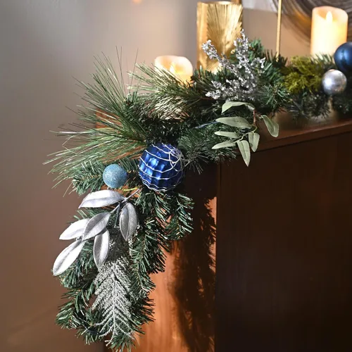 Vista 4 de Valery Madelyn - Guirnalda de Navidad preiluminada de 6 pies con bolas