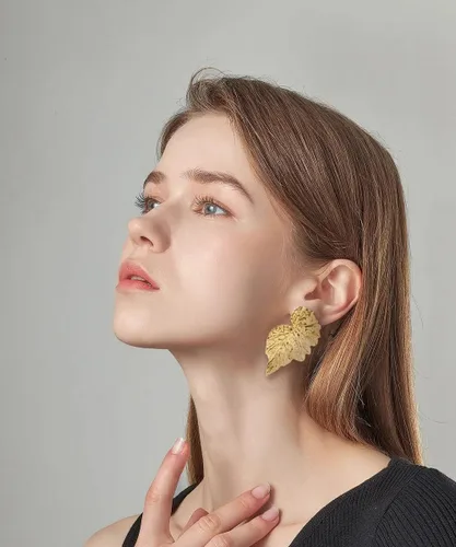 Vista 6 de LOREMOW 12 pares de aretes grandes de oro para mujeres y niñas, aretes grandes geométricos exagerados, aretes colgantes de hojas trenzadas