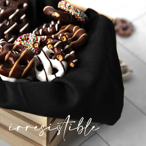 Vista 5 de Gluten Free Palace Caja de regalo gourmet para las fiestas, pretzels cubiertos de chocolate, golosinas de Navidad y Acción de Gracias, sin gluten
