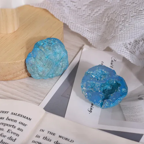 Vista 4 de TUMBEELLUWA Decoración de piedra de geoda de cristal con revestimiento de titanio irregular, espécimen de racimo de roca de arco iris natural